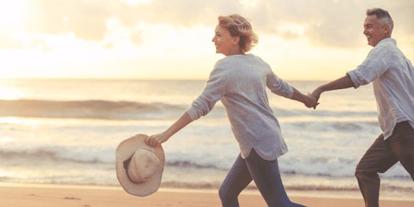 CarsonMX_Couple-Running-on-Beach